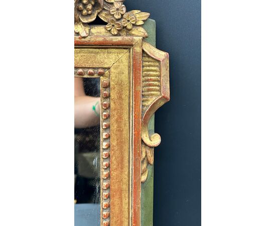 Specchio da Parete in Legno Dorato con Decoro Floreale – Napoleone III.