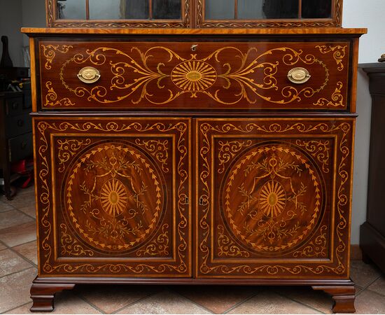 Credenza Inglese (Bookcase) in piuma di mogano con innesti di intarsi in acero.Periodo XIX secolo.