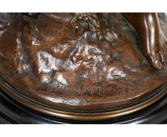 Scultura antica in bronzo patinato firmata "Math Moreau" poggiante su base girevole.Francia XIX secolo. Epoca: Seconda metà dell'Ottocento