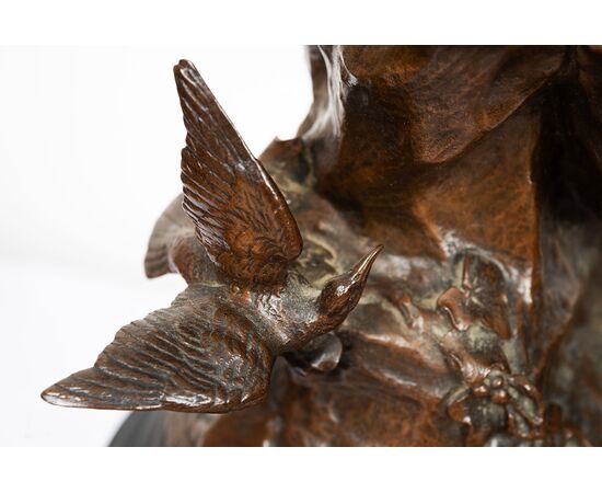 Scultura antica in bronzo patinato firmata "Math Moreau" poggiante su base girevole.Francia XIX secolo. Epoca: Seconda metà dell'Ottocento
