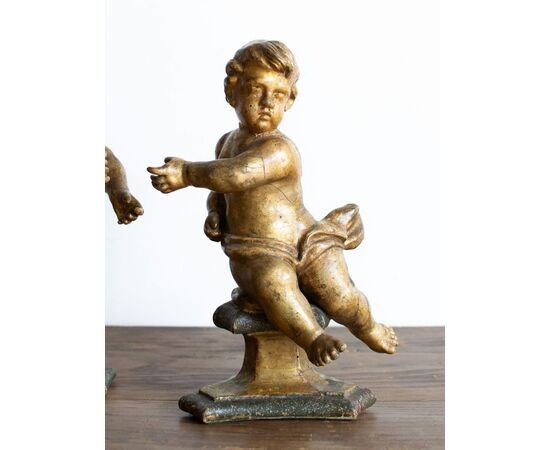 Coppia di putti in legno dorato e laccato – Lombardia, fine XVII secolo