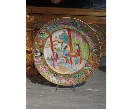 FIVE CHINESE PORCELAIN PLATES