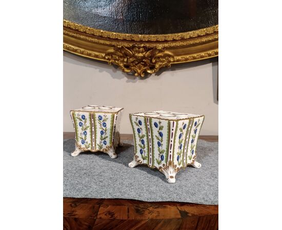 PAIR OF POLYCHROME PORCELAIN FLOWER HOLDERS FIRST 19TH CENTURY