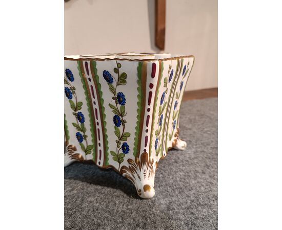 PAIR OF POLYCHROME PORCELAIN FLOWER HOLDERS FIRST 19TH CENTURY