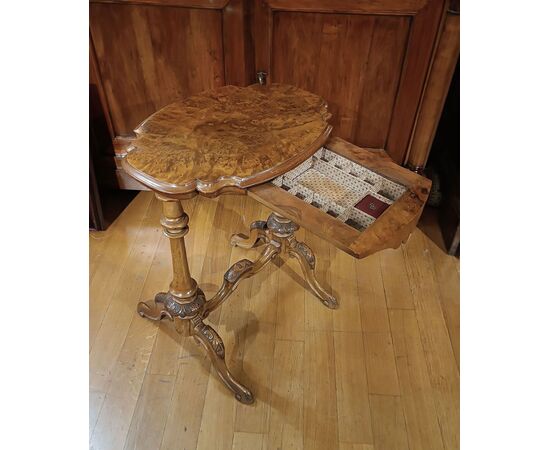 CARVED WALNUT TABLE EARLY 19TH CENTURY