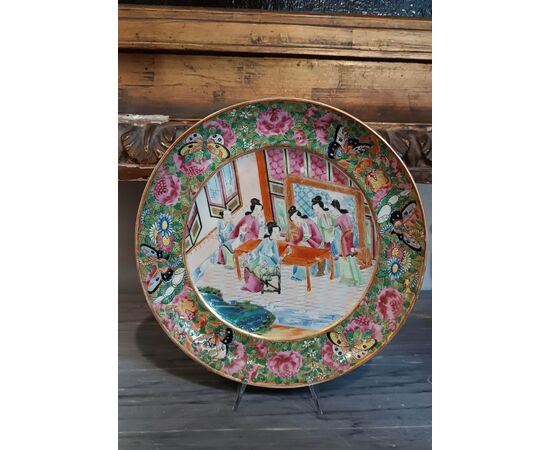 FIVE CHINESE PORCELAIN PLATES