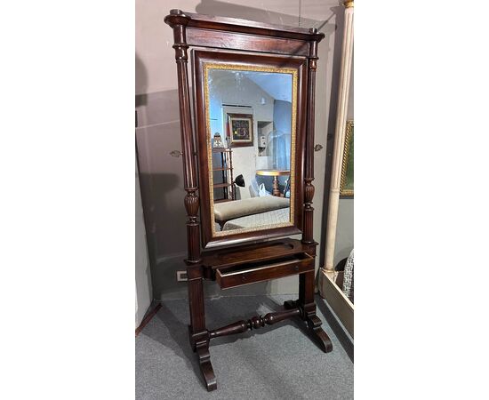 Psyche floor mirror in walnut, early 19th century