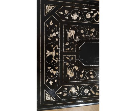 TAVOLINO IN LEGNO EBANIZZATO CON INTARSI META’ XIX SECOLO