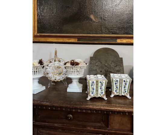 PAIR OF POLYCHROME PORCELAIN FLOWER HOLDERS FIRST 19TH CENTURY