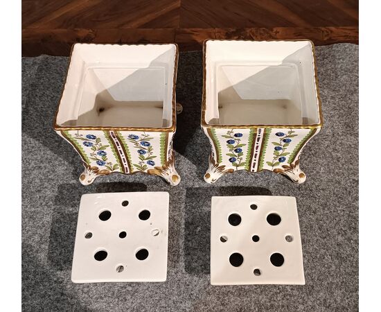 PAIR OF POLYCHROME PORCELAIN FLOWER HOLDERS FIRST 19TH CENTURY