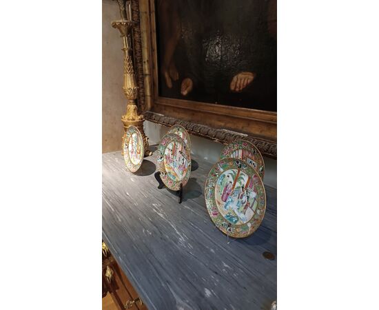 FIVE CHINESE PORCELAIN PLATES