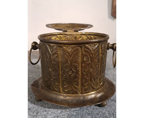 BRASS ESSENCE HOLDER, FIRST HALF OF THE 17TH CENTURY