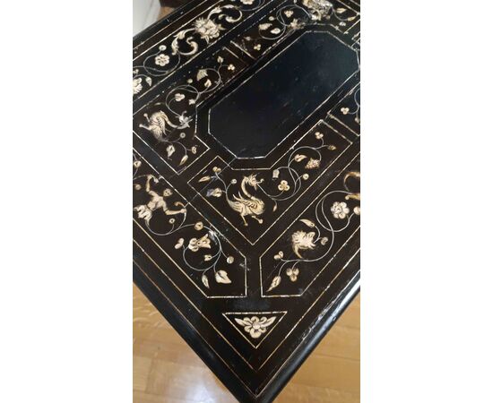 TAVOLINO IN LEGNO EBANIZZATO CON INTARSI META’ XIX SECOLO