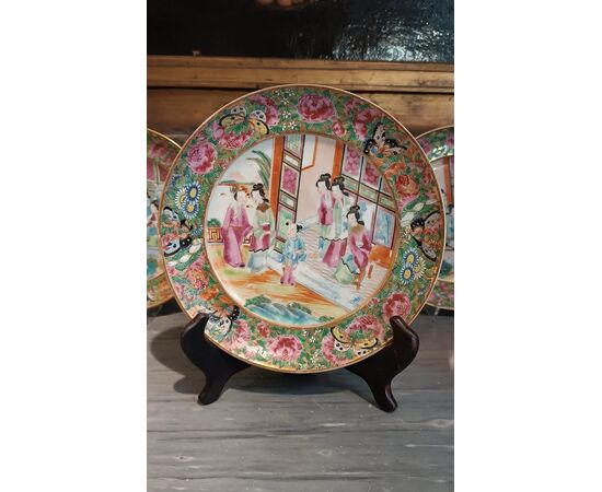 FIVE CHINESE PORCELAIN PLATES