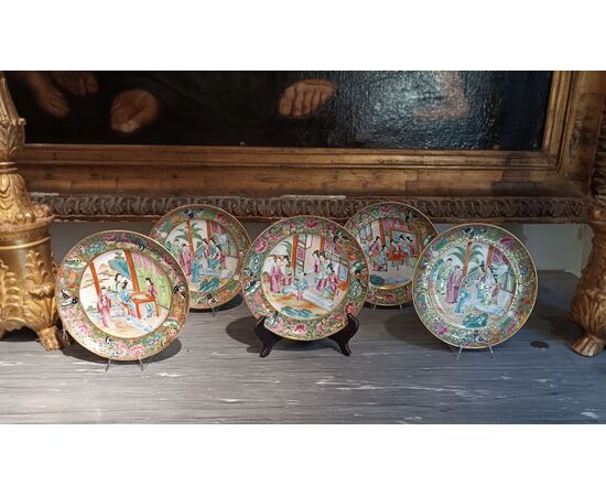 FIVE CHINESE PORCELAIN PLATES