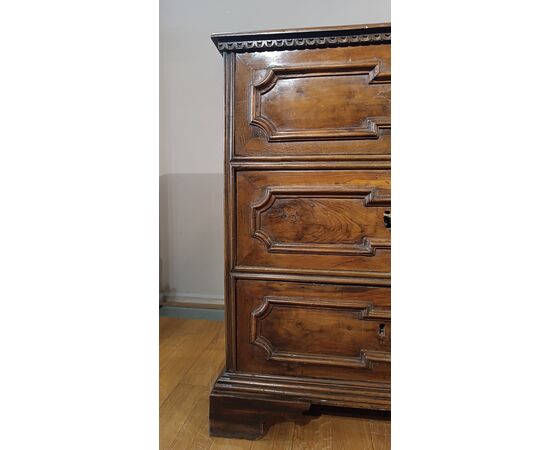 SMALL LOUIS XIV WALNUT CHEST OF DRAWERS, LATE 17TH CENTURY