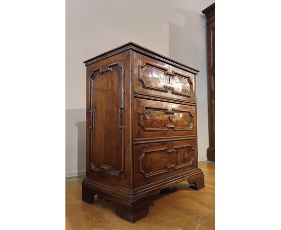 SMALL LOUIS XIV WALNUT CHEST OF DRAWERS, LATE 17TH CENTURY