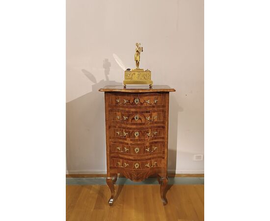 SMALL WALNUT CHEST OF DRAWERS, FIRST HALF OF THE 19TH CENTURY