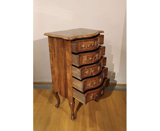 SMALL WALNUT CHEST OF DRAWERS, FIRST HALF OF THE 19TH CENTURY