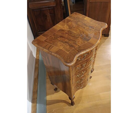 SMALL WALNUT CHEST OF DRAWERS, FIRST HALF OF THE 19TH CENTURY