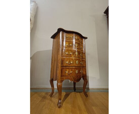 SMALL WALNUT CHEST OF DRAWERS, FIRST HALF OF THE 19TH CENTURY