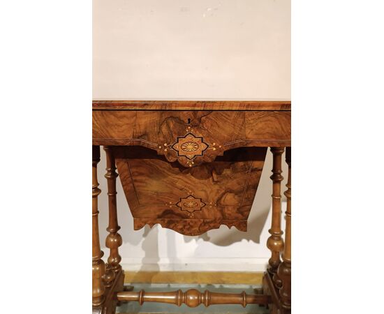 WALNUT WORK TABLE FIRST HALF 19TH CENTURY
