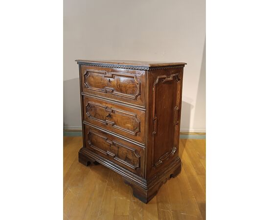 SMALL LOUIS XIV WALNUT CHEST OF DRAWERS, LATE 17TH CENTURY