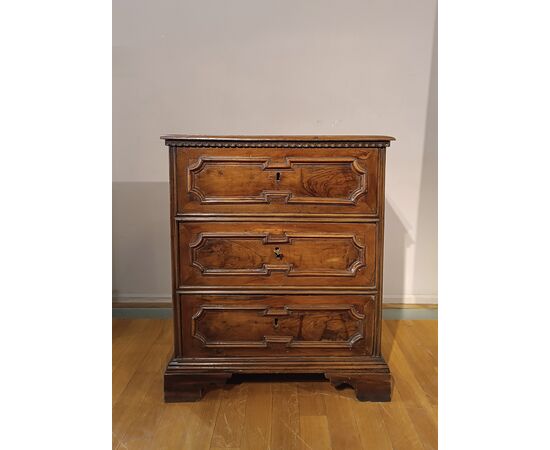 SMALL LOUIS XIV WALNUT CHEST OF DRAWERS, LATE 17TH CENTURY