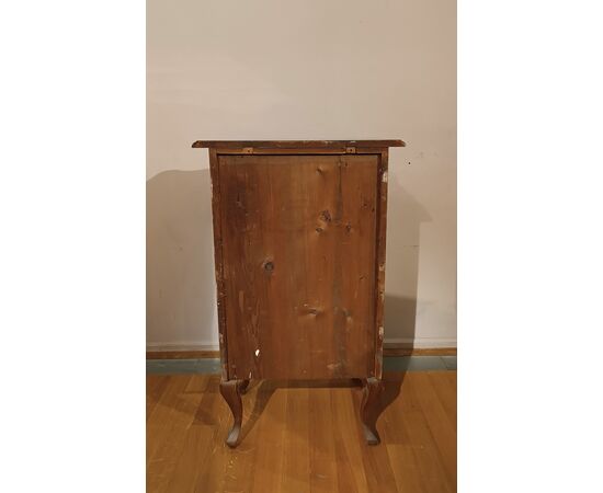 SMALL WALNUT CHEST OF DRAWERS, FIRST HALF OF THE 19TH CENTURY