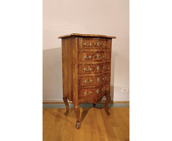 SMALL WALNUT CHEST OF DRAWERS, FIRST HALF OF THE 19TH CENTURY