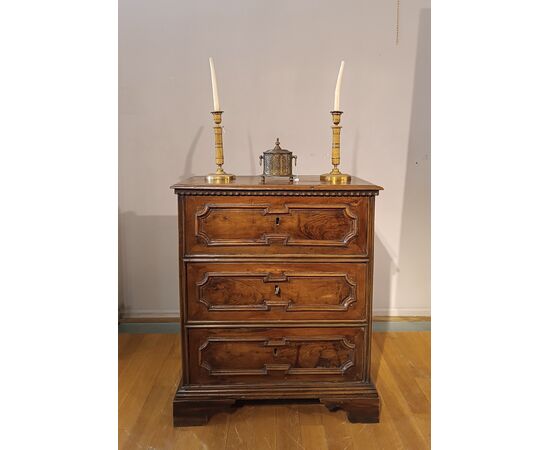 SMALL LOUIS XIV WALNUT CHEST OF DRAWERS, LATE 17TH CENTURY