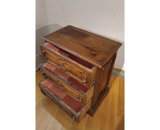 SMALL LOUIS XIV WALNUT CHEST OF DRAWERS, LATE 17TH CENTURY
