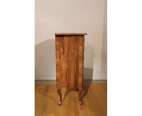 SMALL WALNUT CHEST OF DRAWERS, FIRST HALF OF THE 19TH CENTURY