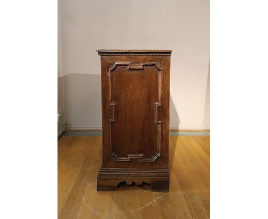 SMALL LOUIS XIV WALNUT CHEST OF DRAWERS, LATE 17TH CENTURY
