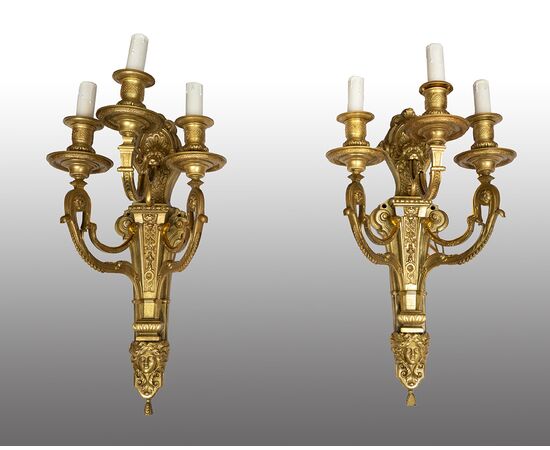 Pair of antique French Napoleon III sconces in finely chiseled gilded bronze. Late 19th century period.