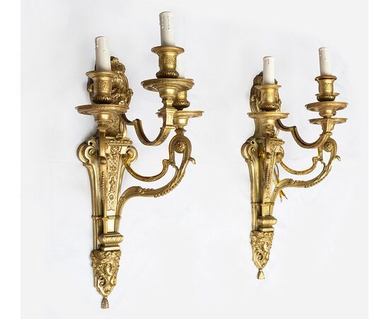 Pair of antique French Napoleon III sconces in finely chiseled gilded bronze. Late 19th century period.
