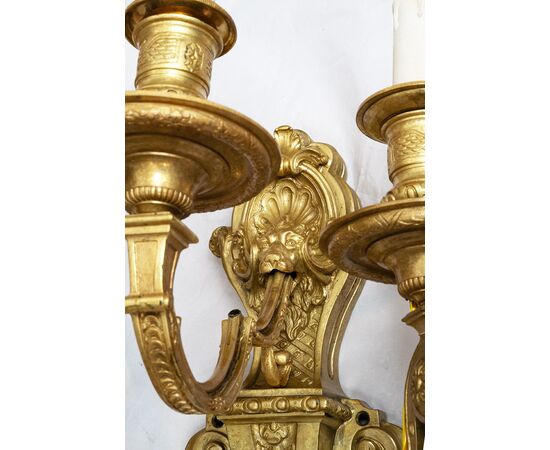 Pair of antique French Napoleon III sconces in finely chiseled gilded bronze. Late 19th century period.