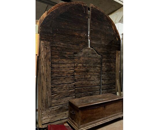 ptn194 large studded door needing restoration with central door. Max. dimensions: L 306 cm x H 367cm.
