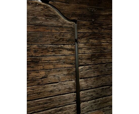 ptn194 large studded door needing restoration with central door. Max. dimensions: L 306 cm x H 367cm.