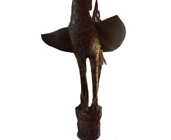 Scultura orientale raffigurante un cigno alato