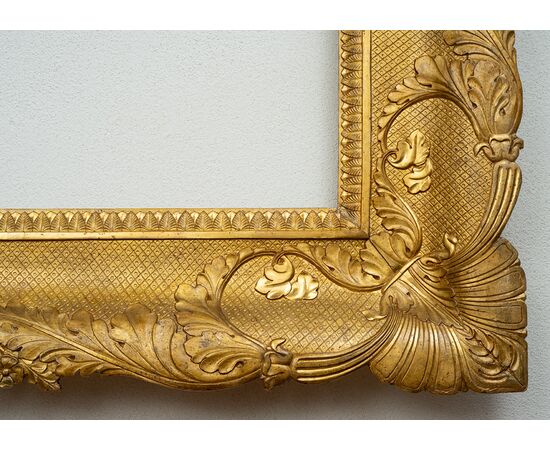 Antique Napoleonic Empire frame in gilded and carved wood. Early 19th century period.