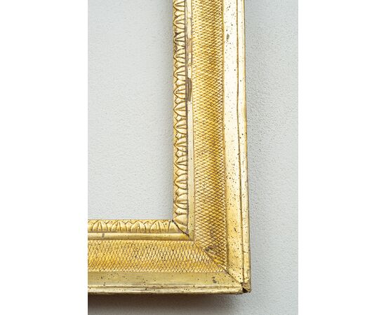 Antique Neapolitan Empire frame in gilded and carved wood, dating back to the first decade of the 19th century.