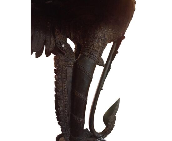 Scultura orientale raffigurante un cigno alato