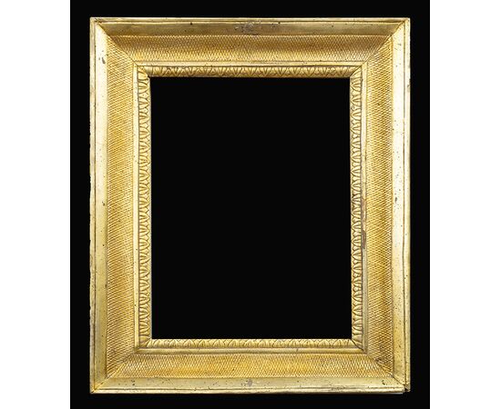 Antique Neapolitan Empire frame in gilded and carved wood, dating back to the first decade of the 19th century.
