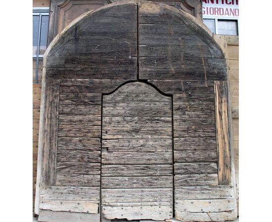 ptn194 large studded door needing restoration with central door. Max. dimensions: L 306 cm x H 367cm.