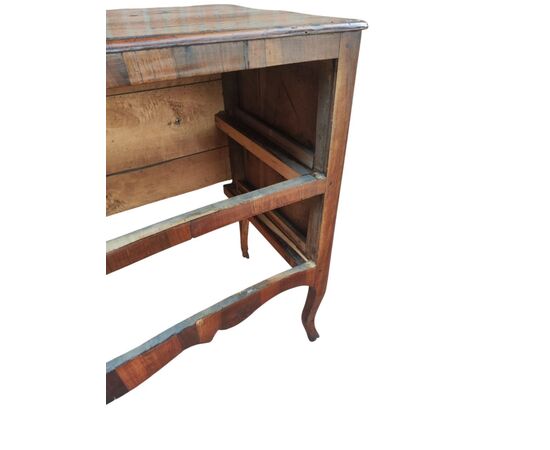 Grazioso ed elegante Cassettone Comoncino Luigi XV Emiliano in noce