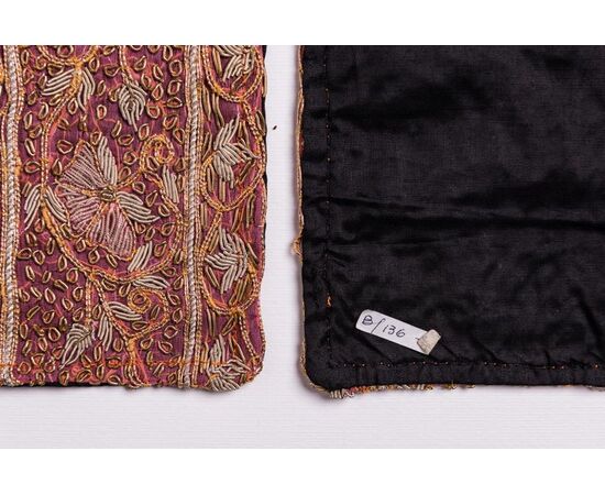 Pair of mauve-colored embroideries - B/265/5-6 -