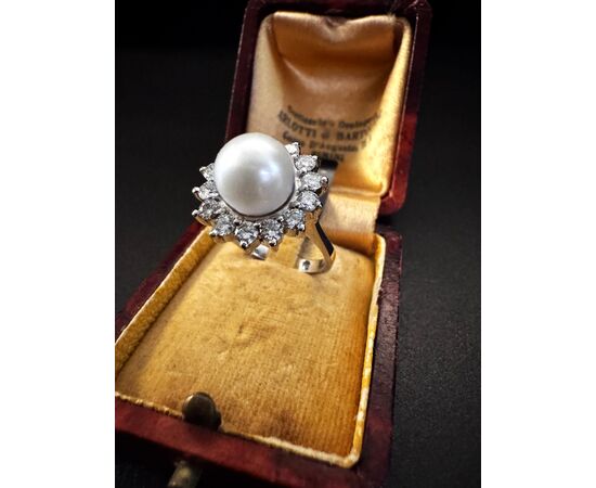 Ring with Pearl and Diamonds