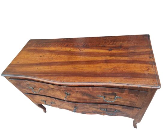 Grazioso ed elegante Cassettone Comoncino Luigi XV Emiliano in noce