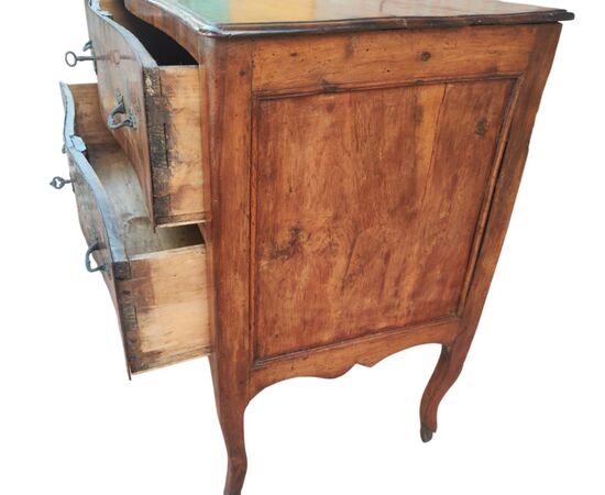 Grazioso ed elegante Cassettone Comoncino Luigi XV Emiliano in noce